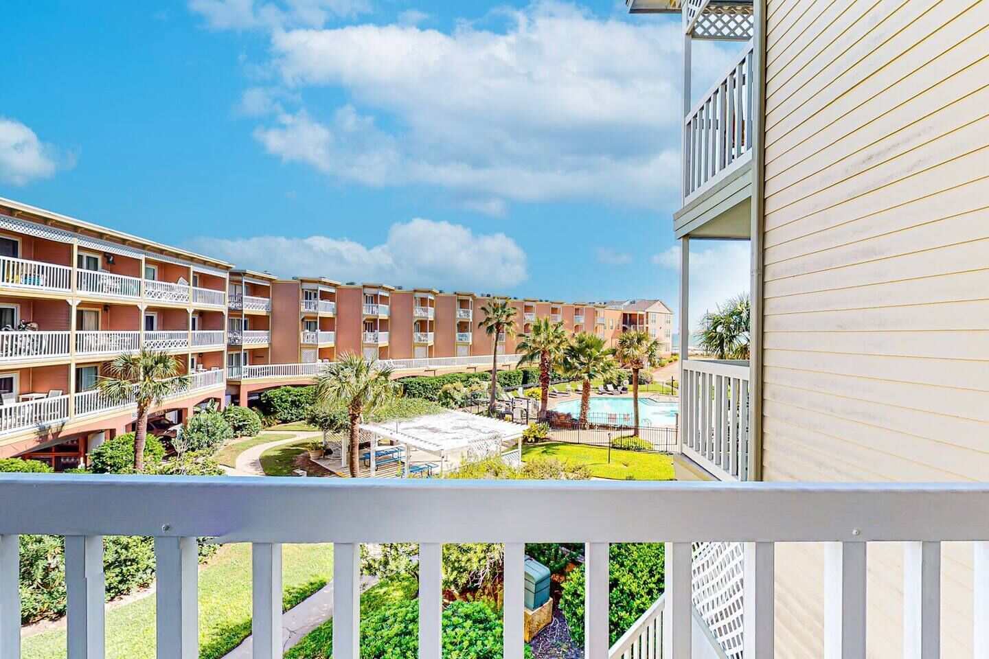 Barefootin'-Victorian-Gulf Front-Sleeps 6