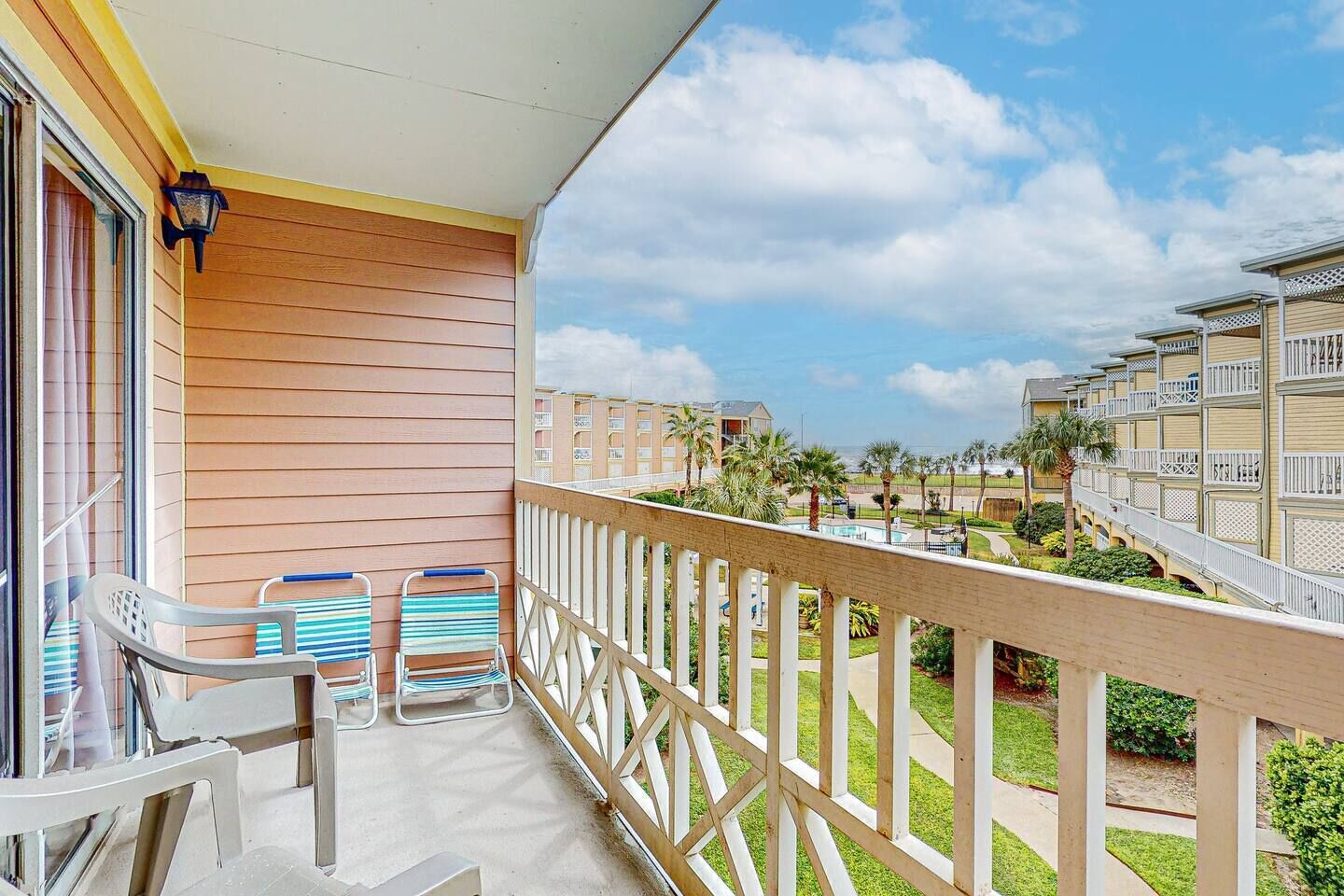 Captain's Quarters @ The Victorian POOL FRONT!