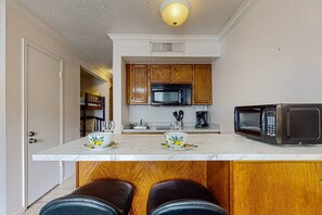 Geladeira, micro-ondas, cooktop, lava-louças
