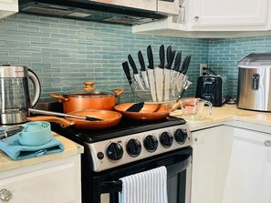 Kjøleskap, mikrobølgeovn, ovn og kokeplater