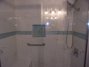 Shower, hair dryer, towels, soap - Catch a Wave - Top Floor (Galveston)