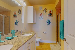 Ensemble douche/baignoire, sèche-cheveux, serviettes fournies