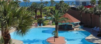 The Palms at Maravilla-Open Balcony, Dine Outside!