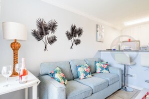 TV, table tennis - The Palms at Maravilla-Open Balcony, Dine Outside! (Galveston)