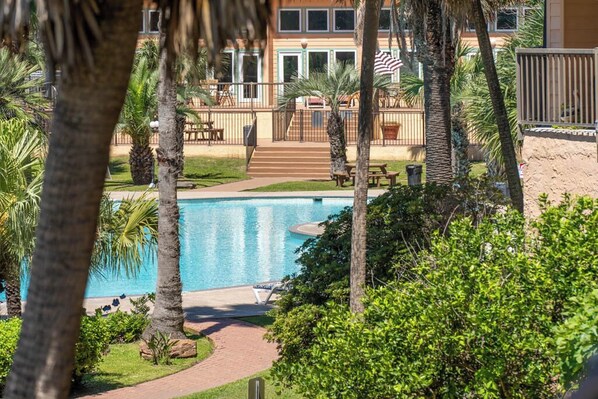 A heated pool - The Palms at Maravilla-Open Balcony, Dine Outside! (Galveston)
