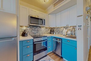 冷蔵庫、電子レンジ、オーブン、コンロ