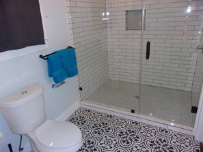 Douche, sèche-cheveux, serviettes fournies