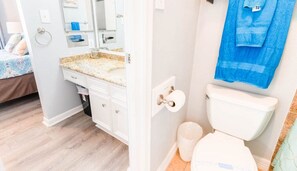 Combined shower/bathtub, hair dryer, towels - Seaside Dreams True Beachfront Condo (Galveston)