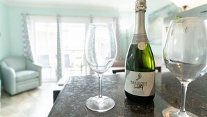 Een fles Barefoot Brut Cuvée wijn op een tafel met twee lege wijnglazen.