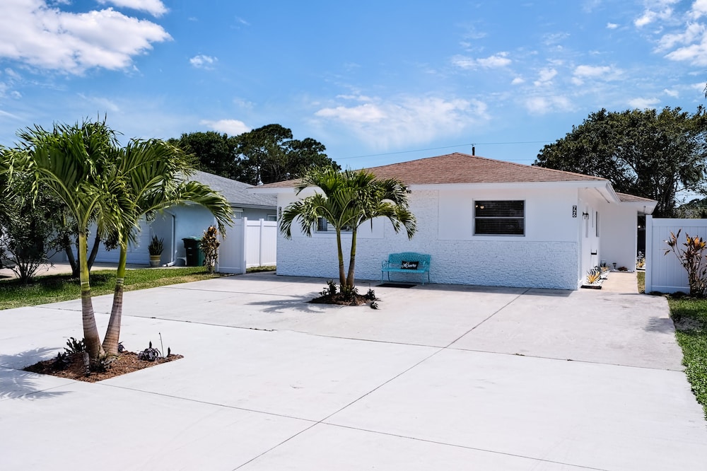 Charming dog-friendly duplex near Gulf with enclosed yard, central AC, & W/D