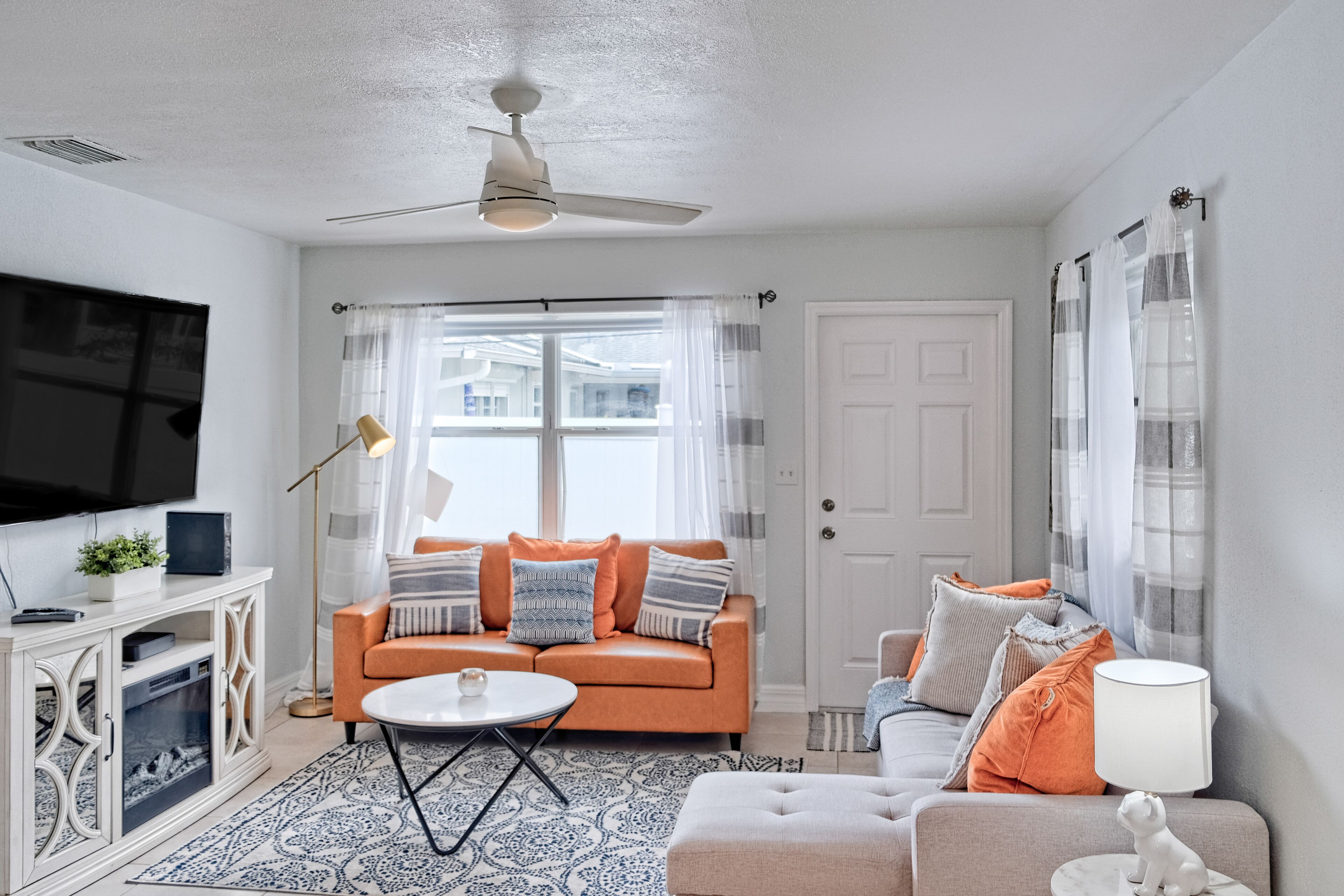 Charming dog-friendly duplex near Gulf with enclosed yard, central AC, & W/D