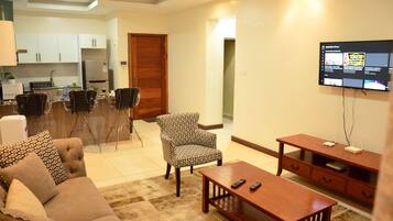 Căn hộ Tiêu chuẩn | Khu phòng khách | Smart TV 42-inch có truyền hình vệ tinh, TV