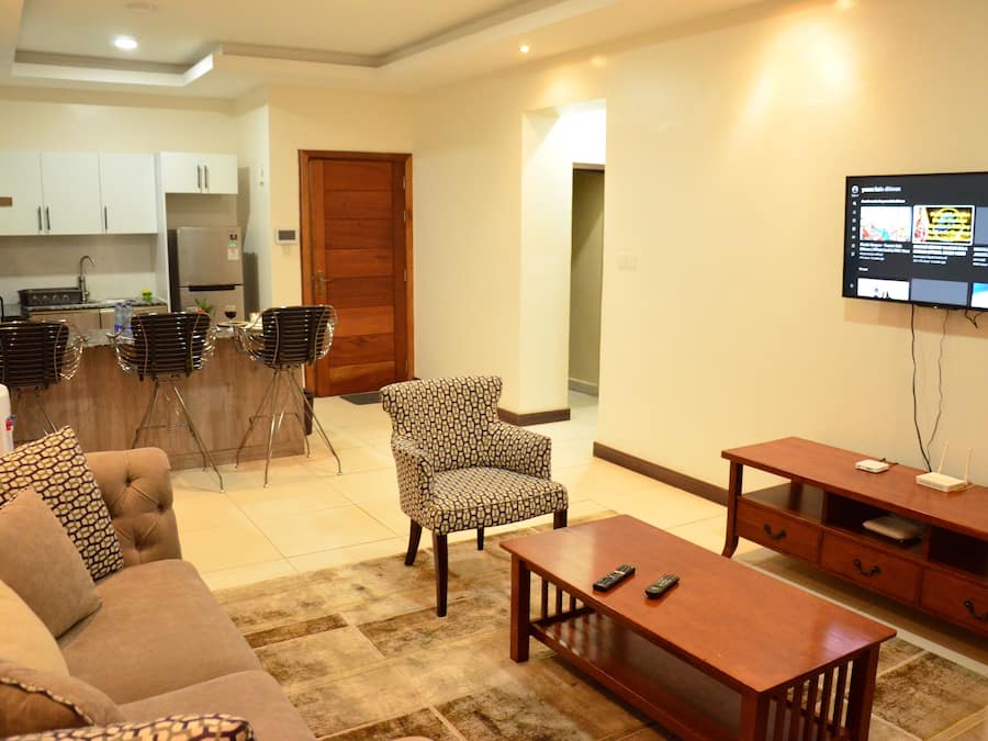 Standard-Apartment | Wohnbereich | 42-Zoll-Smart-TV mit Satellitenempfang, Fernseher