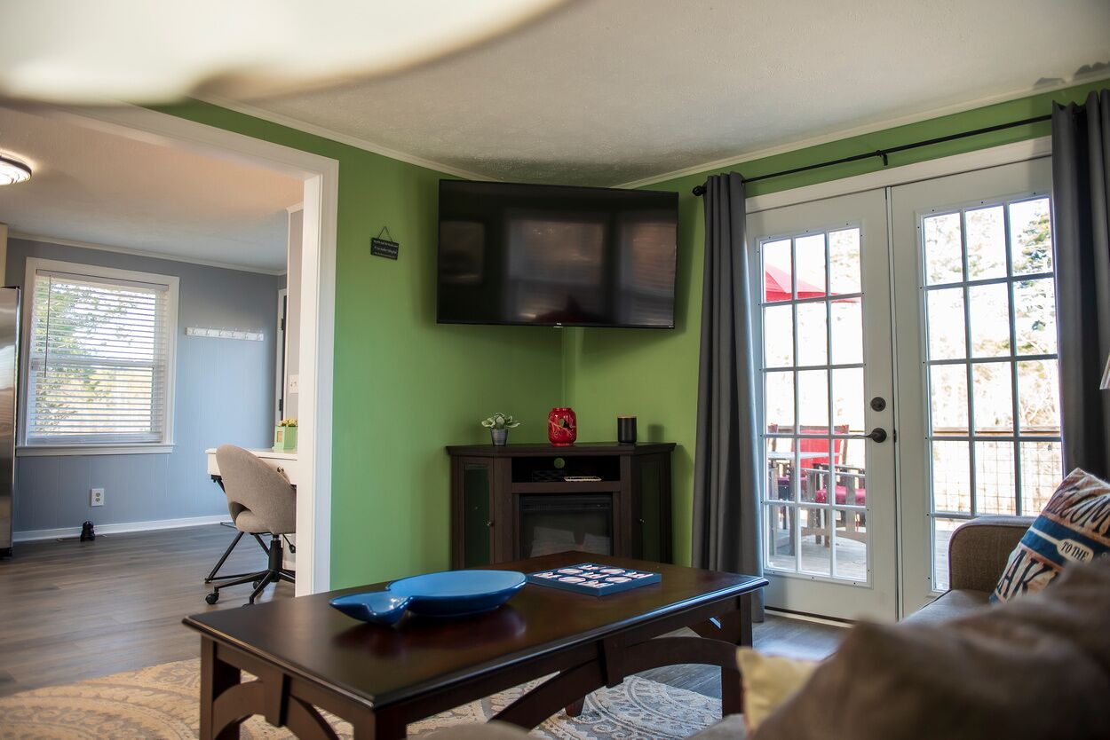 Iron Gate Lakefront Getaway