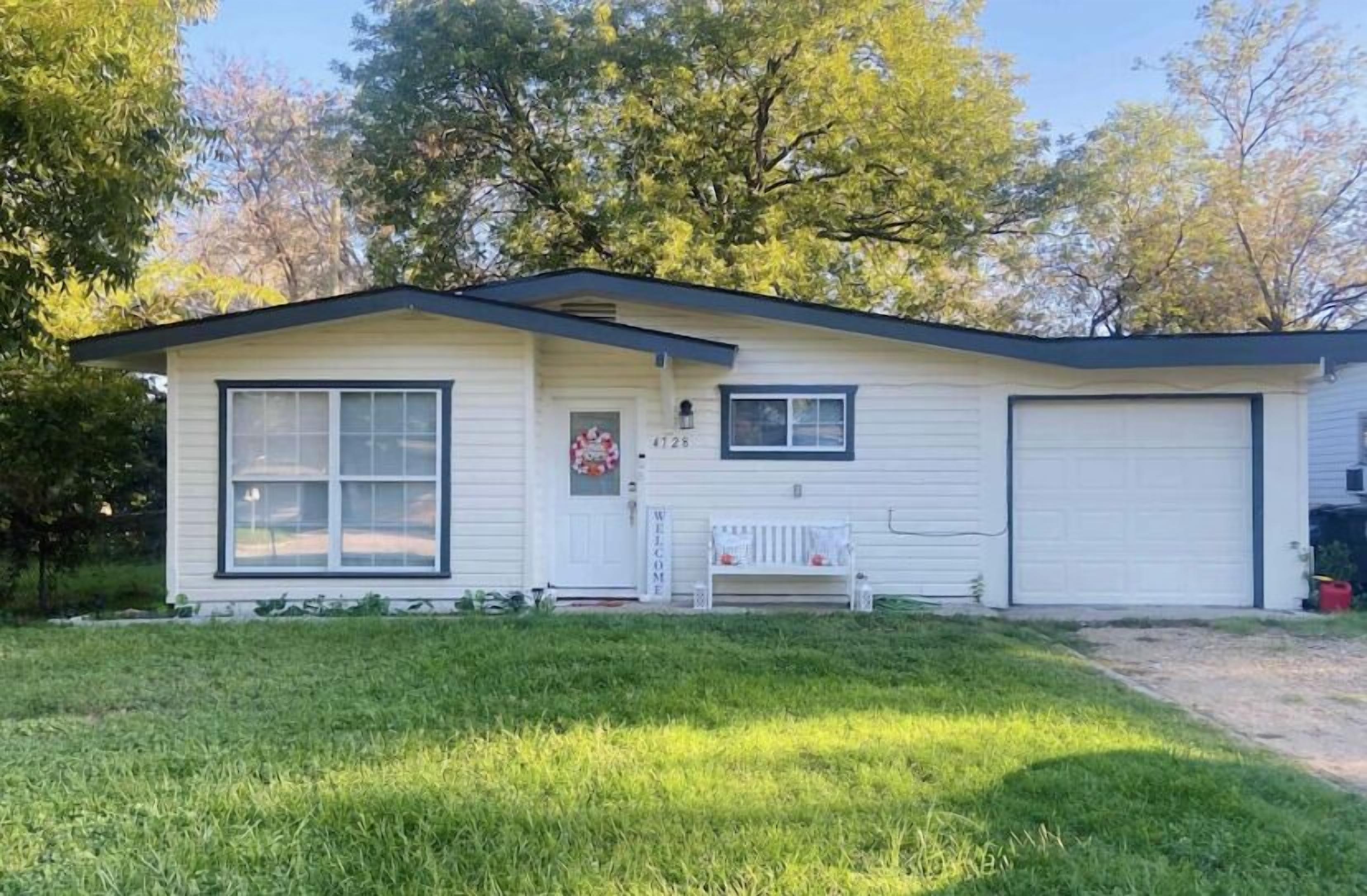 Cozy 2 Bedroom Home (Entire House)