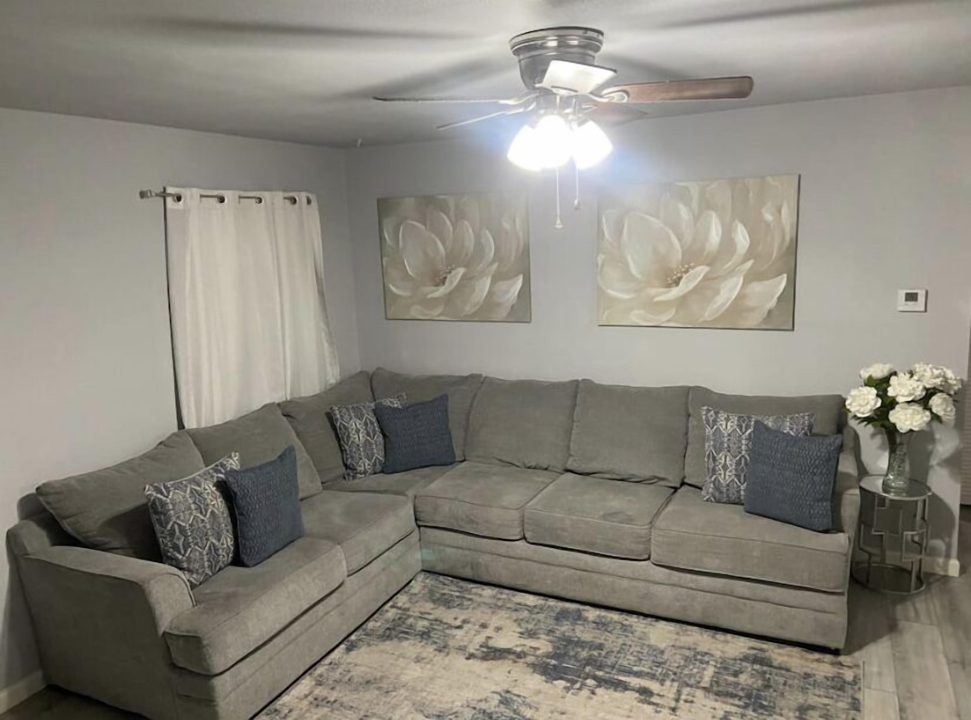 Cozy 2 Bedroom Home (Entire House)