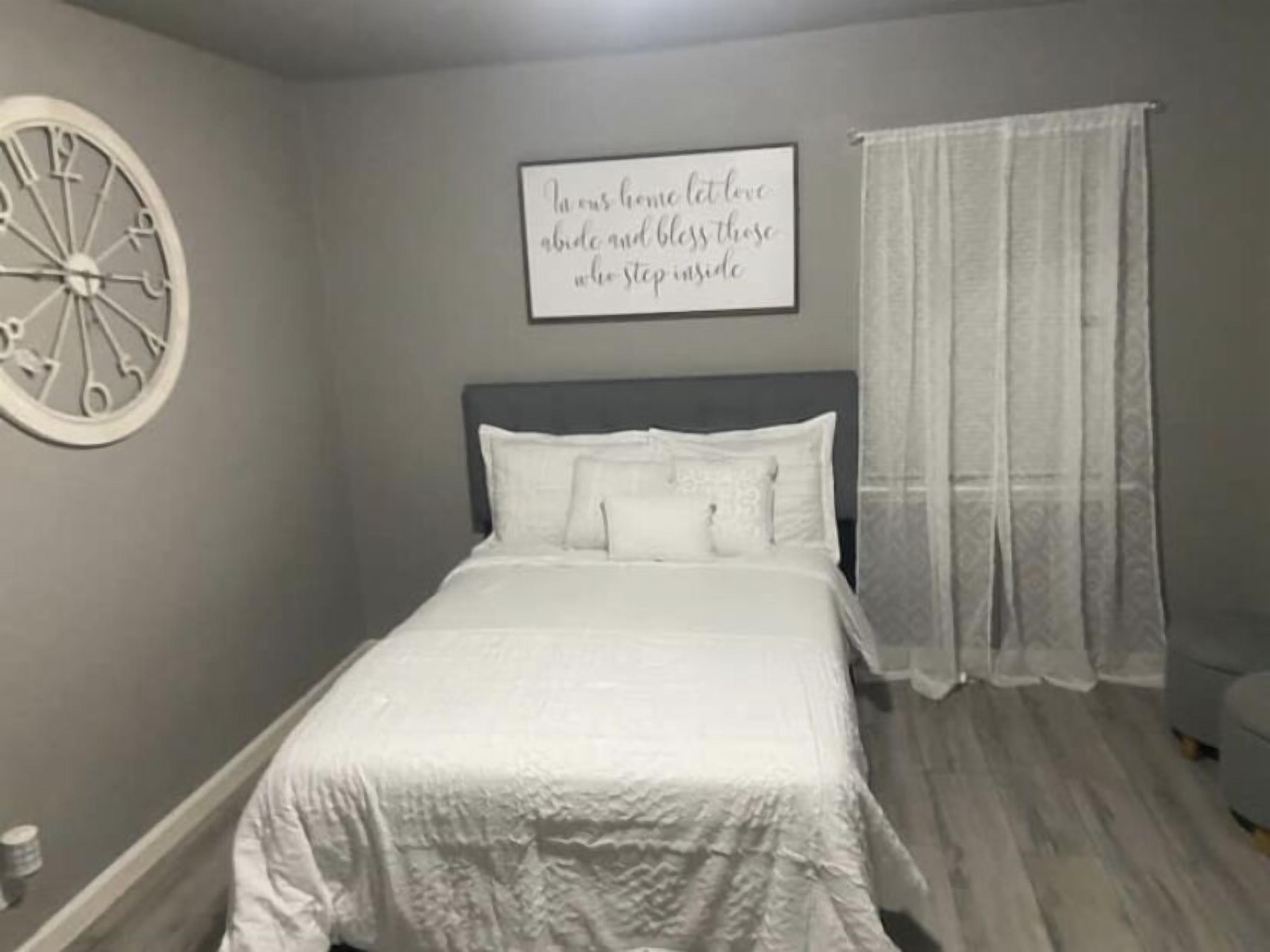 Cozy 2 Bedroom Home (Entire House)