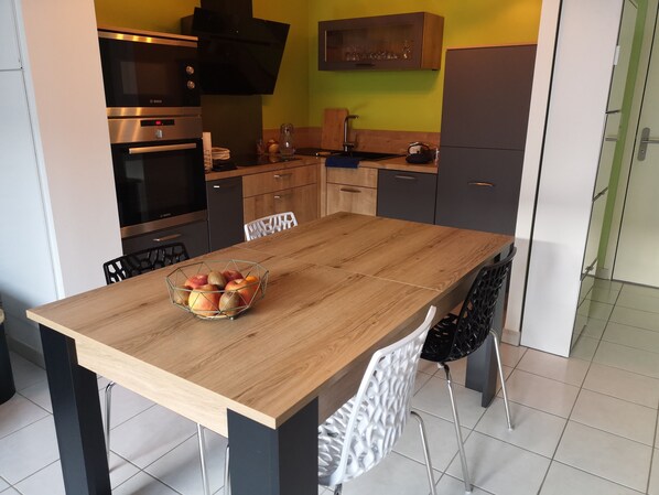 ثلاجة، ميكروويف، فرن، موقد طهي مسطح