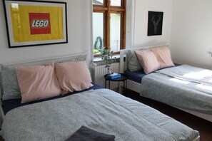 Leilighet – comfort, 3 soverom, privat bad | Dundyner, skrivebord, skrivebord for bærbar PC og blendingsgardiner