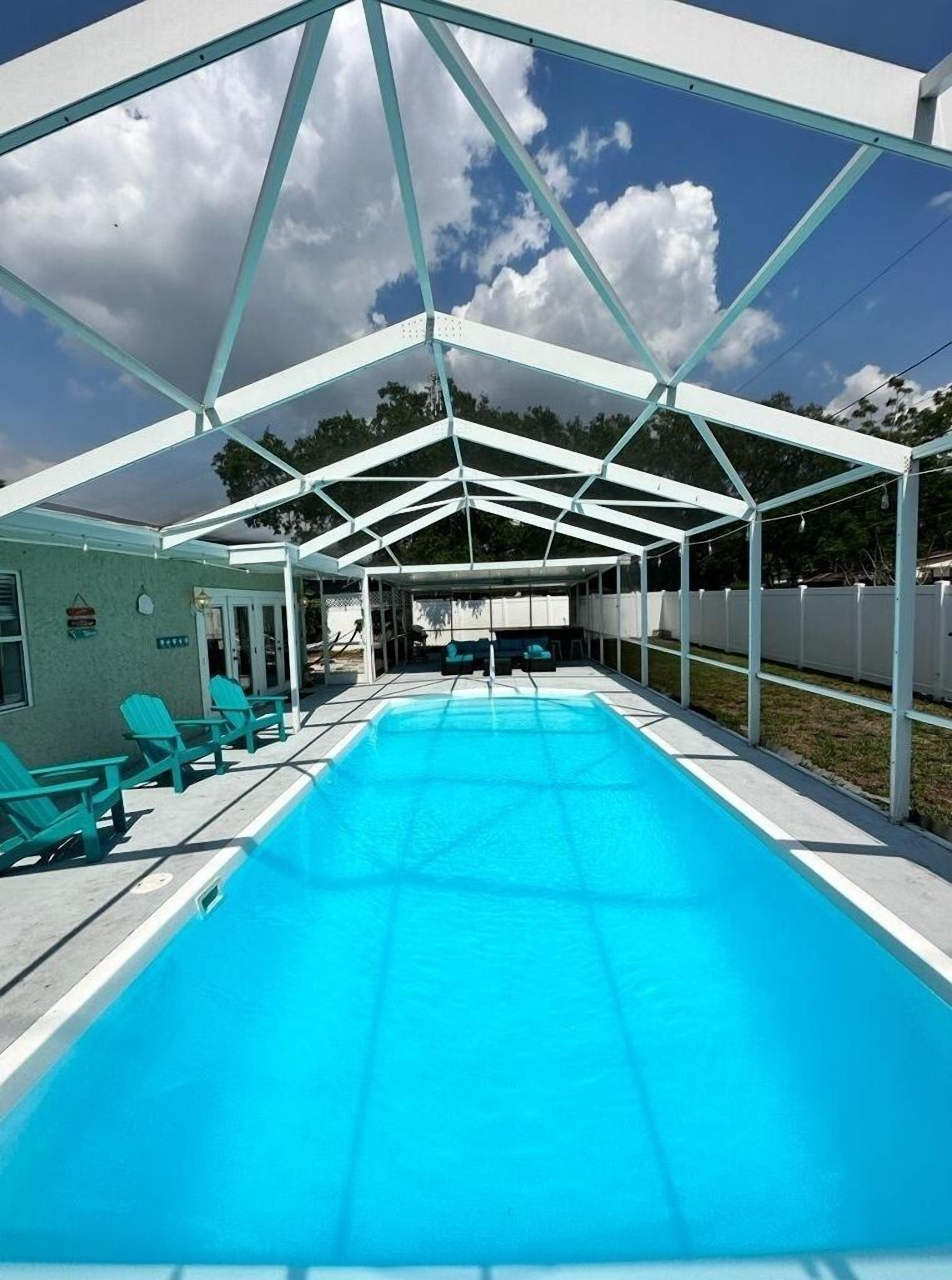 NEW LISTING-HUGE LANAI/POOL HOUSE-BBQ/NEAR BEACH/PARK/RESTAURANTS/SHOPS!