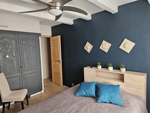 5 bedrooms, desk, free WiFi, bed sheets