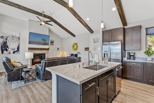 Grand Canyon Getaway - Spacious 2BR/2BA Home - Next to golf course - Game room