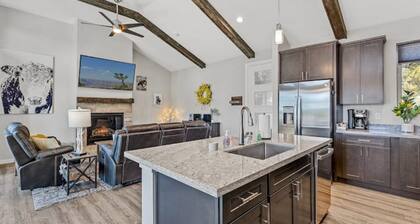 Grand Canyon Getaway - Spacious 2BR/2BA Home - Next to golf course - Game room