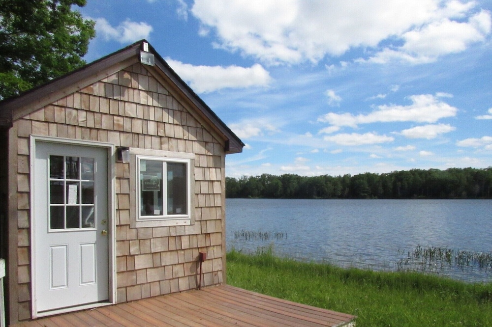 Cozy Lake Side Cabin