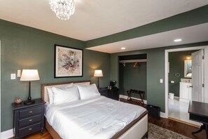 Deluxe Room, 1 Queen Bed, Non Smoking, Private Bathroom | Individually decorated, individually furnished, laptop workspace - The Legacy Inn Luray Virginia (Luray)