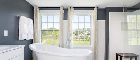 Suite Prestigio, 2 habitaciones, para no fumadores, baño privado | Baño | Regadera, secadora de cabello, toallas