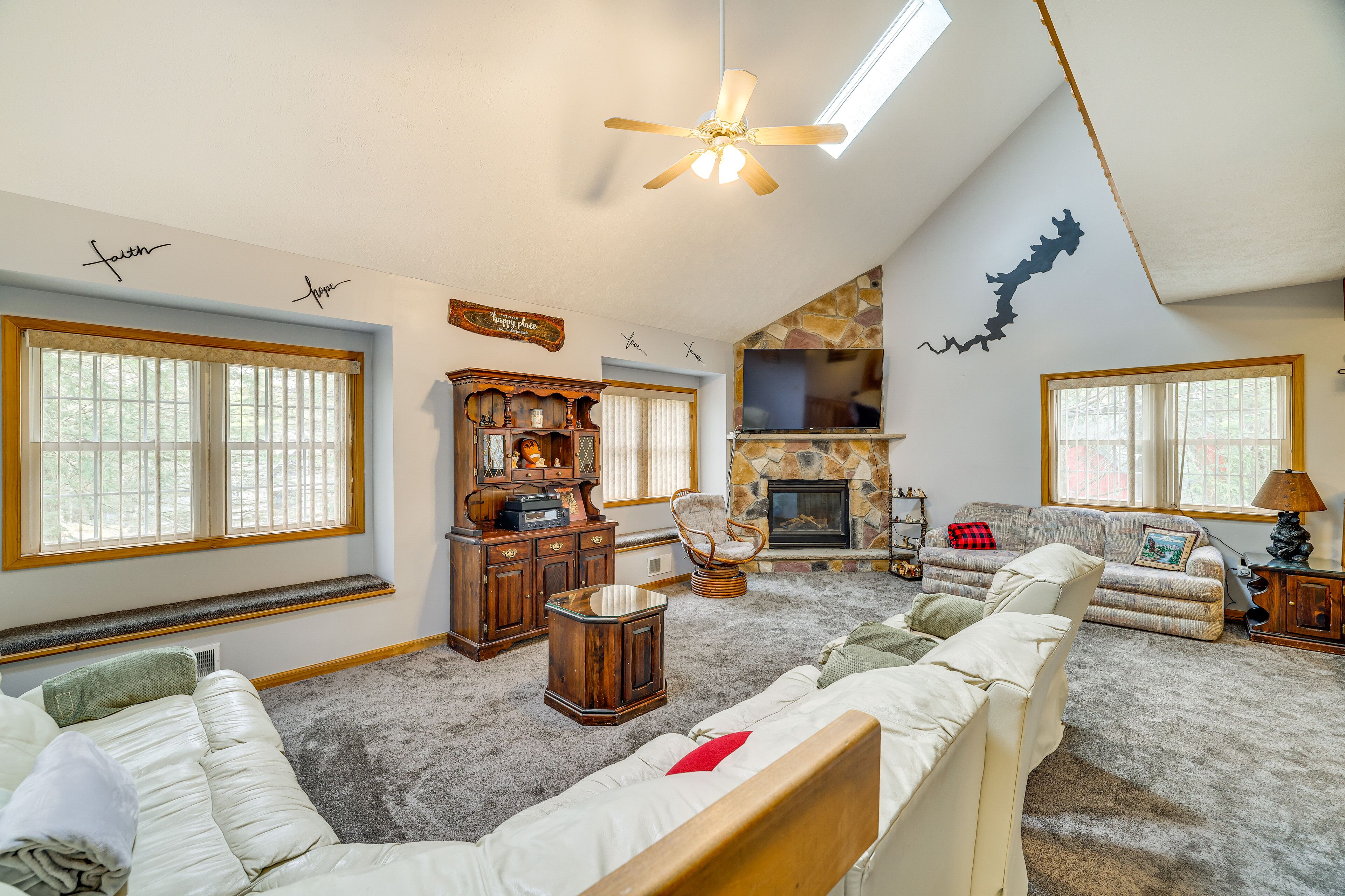 Spacious Lake Ariel Home w/ Deer Lake Beach Access