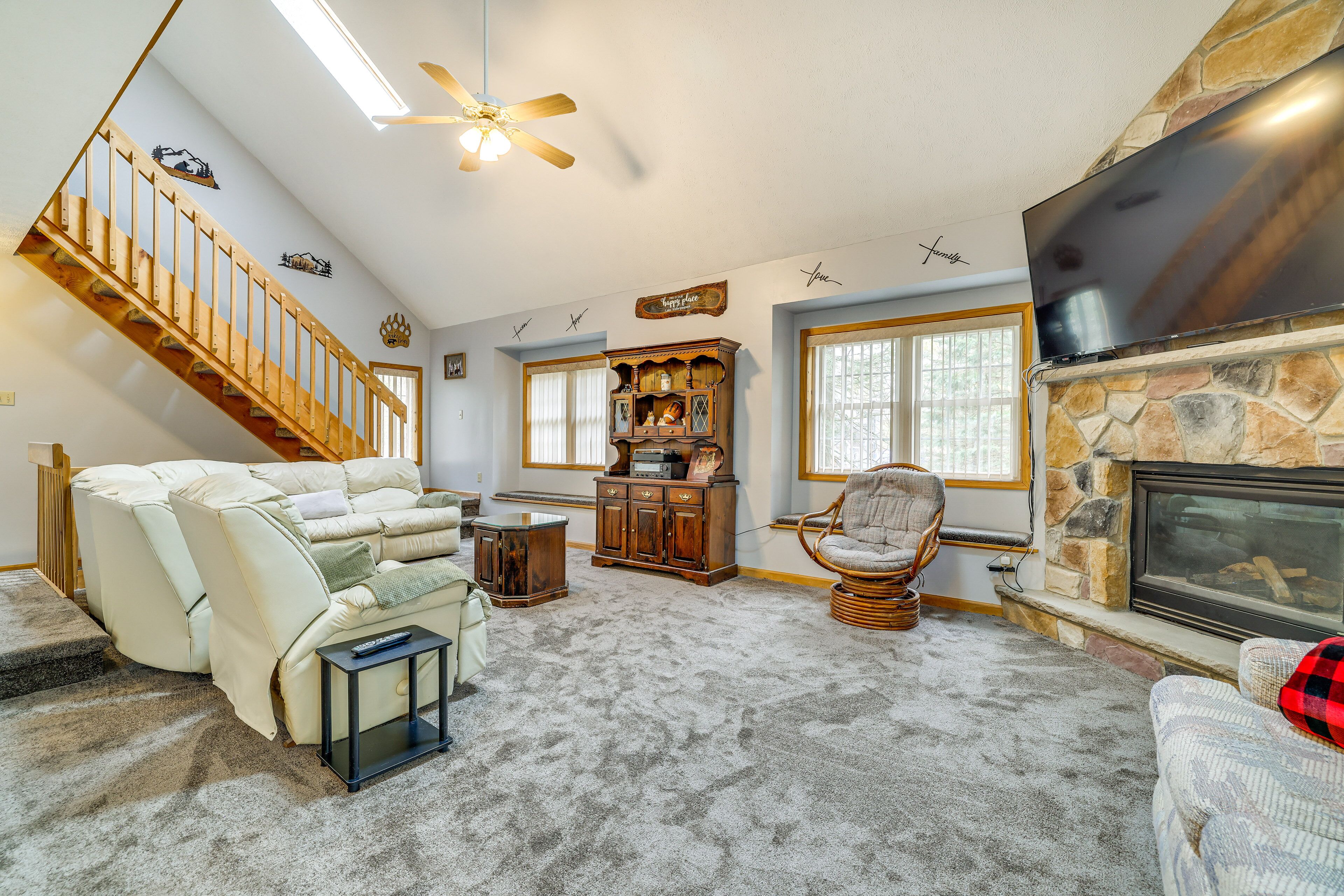 Spacious Lake Ariel Home w/ Deer Lake Beach Access