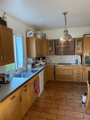 Fridge, microwave, oven, stovetop - Belle Maison Avec Piscine - 4 Chambres + Dépendance - 6/8 Personnes (Peynier)