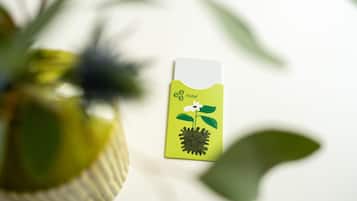 Une carte avec le texte « ee Hotel » et une illustration représentant une fleur et une plante.