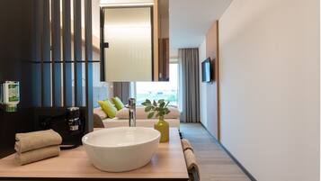 Ducha, cabezal de ducha con hidromasaje, secador de pelo, toallas