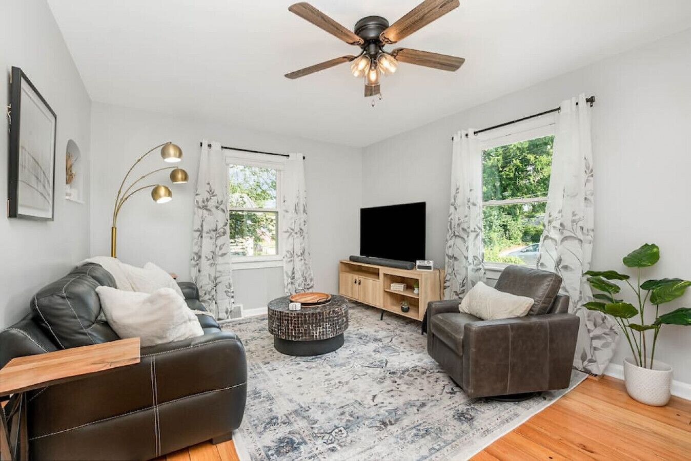 6727 Britton · 2 Bedroom House.  King Bed Master Suite. Charm!