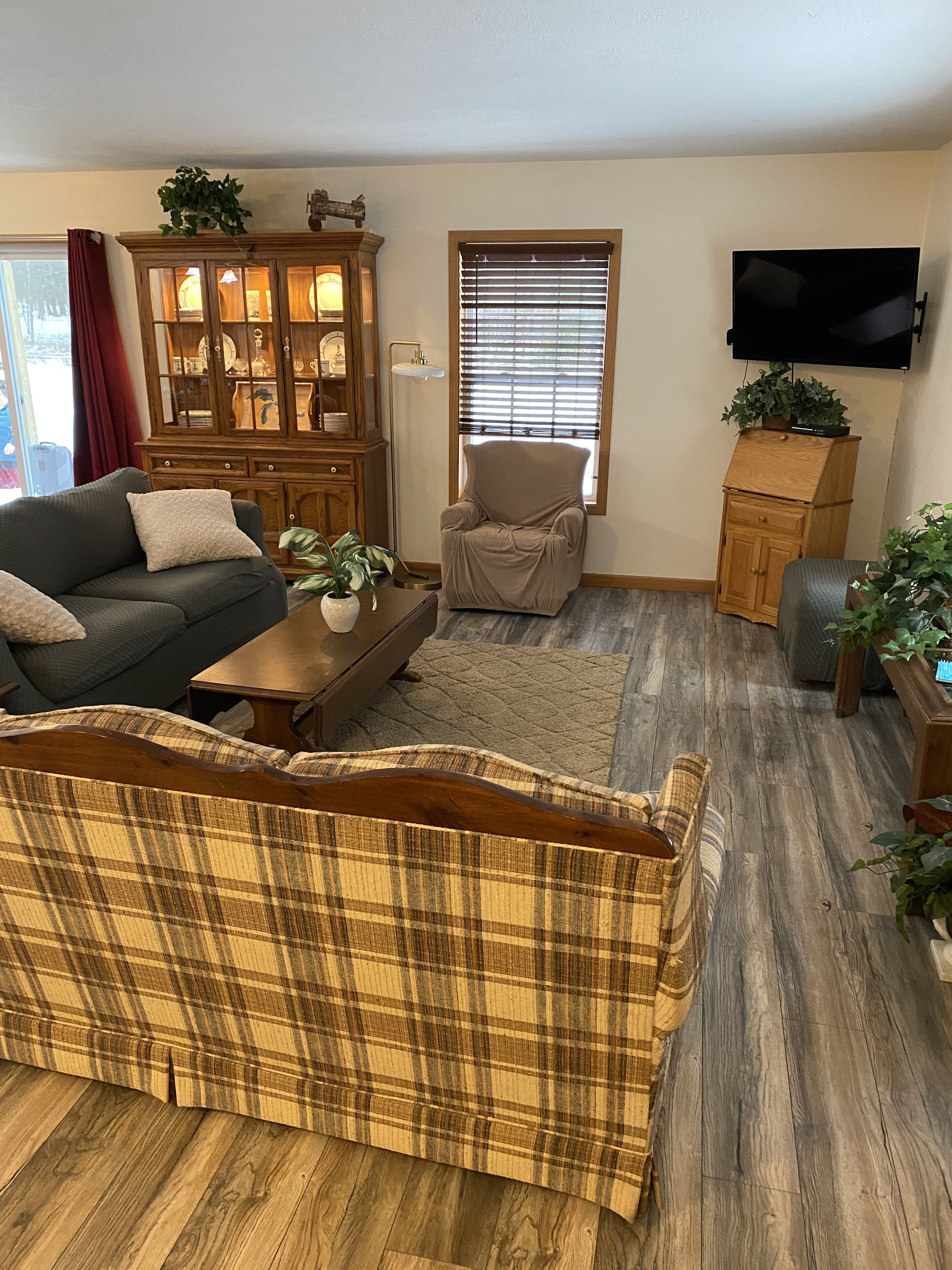 Pet friendly on 40 peaceful wooded acreas. Minutes from the beaches