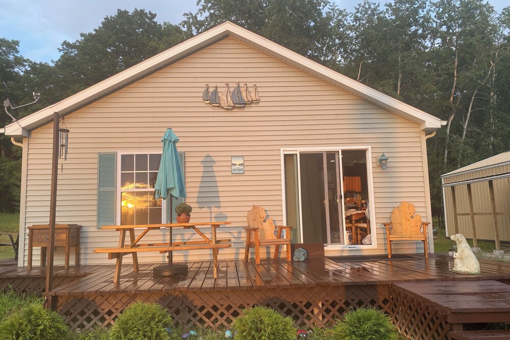 Pet friendly on 40 peaceful wooded acreas. Minutes from the beaches