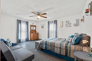 3 bedrooms, travel crib, WiFi, bed sheets