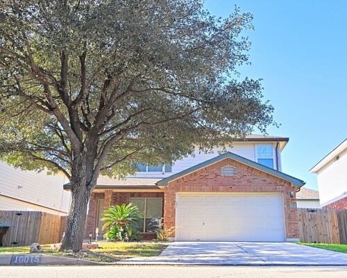 Luxury 3BD2.5BA with Communal Pool - Private Garage - Close to Malls - 6 Flags