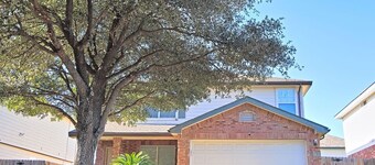 Luxury 3BD2.5BA with Communal Pool - Private Garage - Close to Malls - 6 Flags