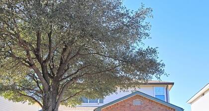 Luxury 3BD2.5BA with Communal Pool - Private Garage - Close to Malls - 6 Flags