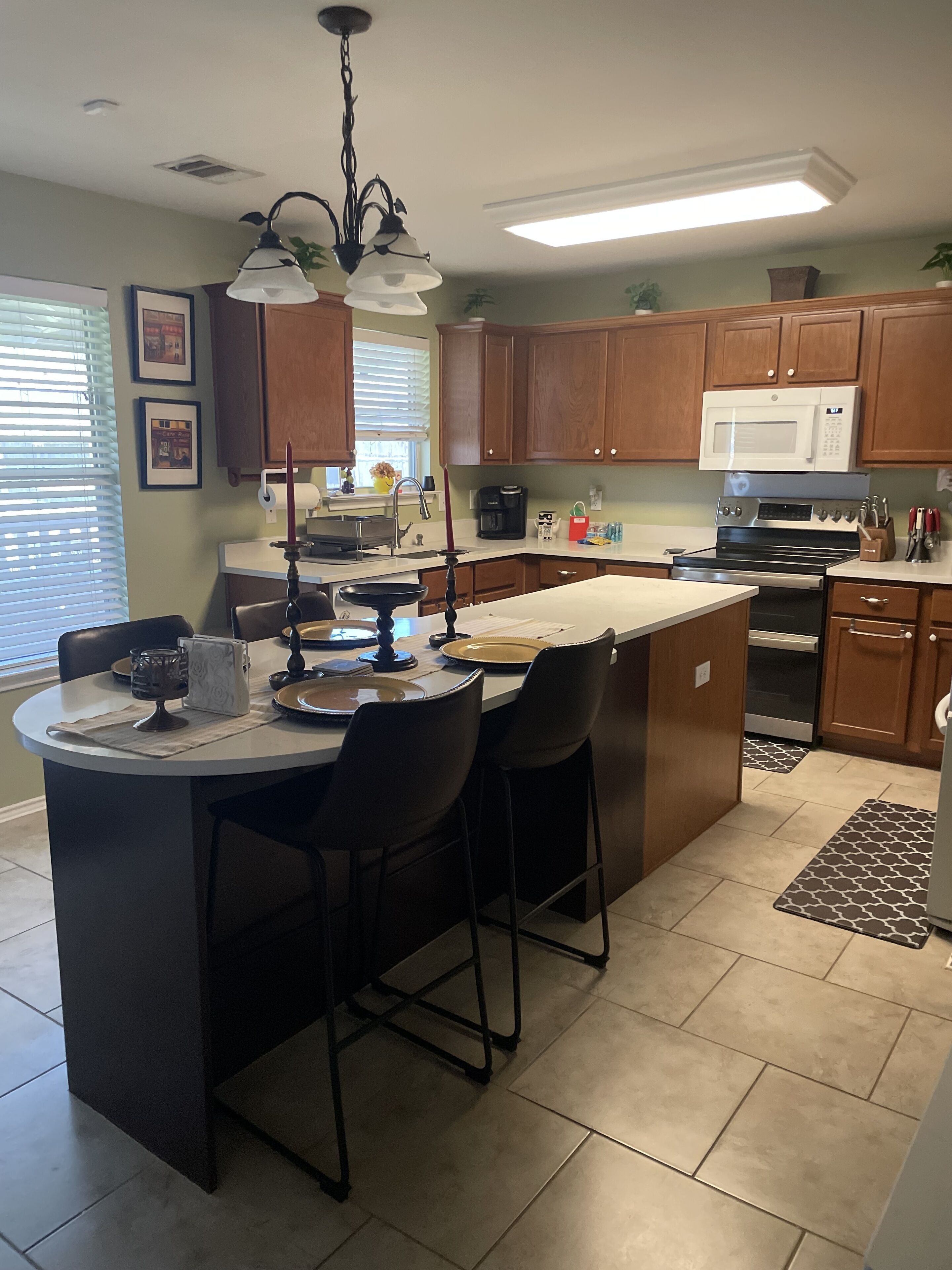 Beautiful 3BD/2.5BA Home Centrally Located