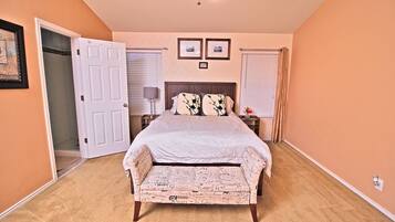 3 bedrooms, desk, iron/ironing board, free WiFi