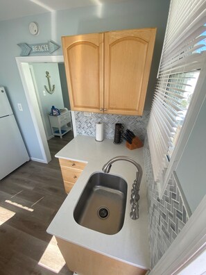 Frigorifero, microonde, forno, piano cottura