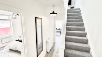 4 bedrooms, iron/ironing board, WiFi, bed sheets