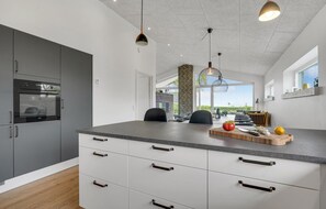 Kjøleskap, kokeplater, oppvaskmaskin og kaffetrakter/tekoker