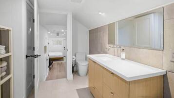 Secadora de cabello, toallas, shampoo, papel de baño