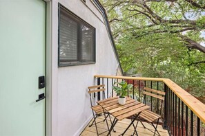 Outdoor dining - Casa Verde: A Studio Retreat 5 Minutes to Downtown (Austin)