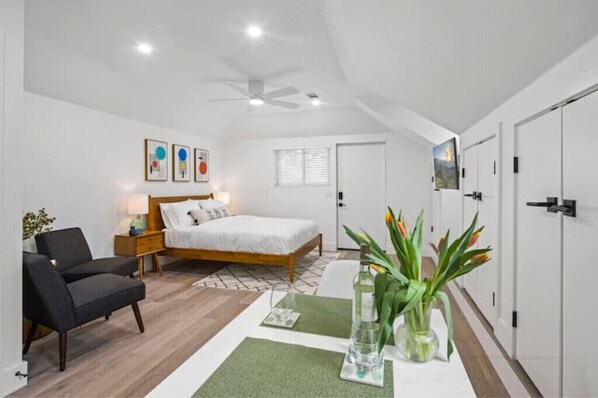 1 bedroom, iron/ironing board, free WiFi, bed sheets - Casa Verde: A Studio Retreat 5 Minutes to Downtown (Austin)